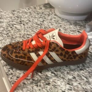 Adidas women’s samba Sneakers with Leopard and preloved Red women’s 7 nib